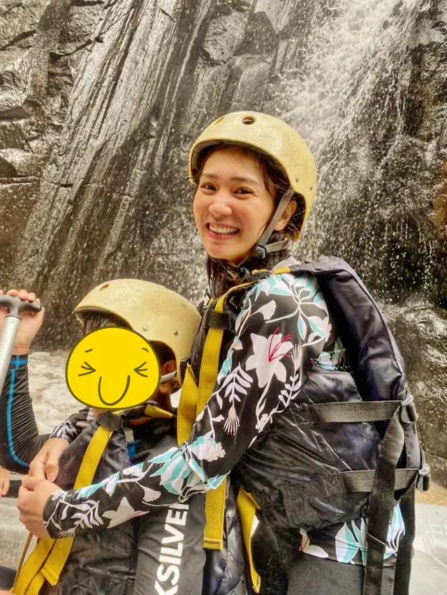 8 Potret Liburan Bunga Zainal dengan Keluarga di Bali, Tetap Stylish