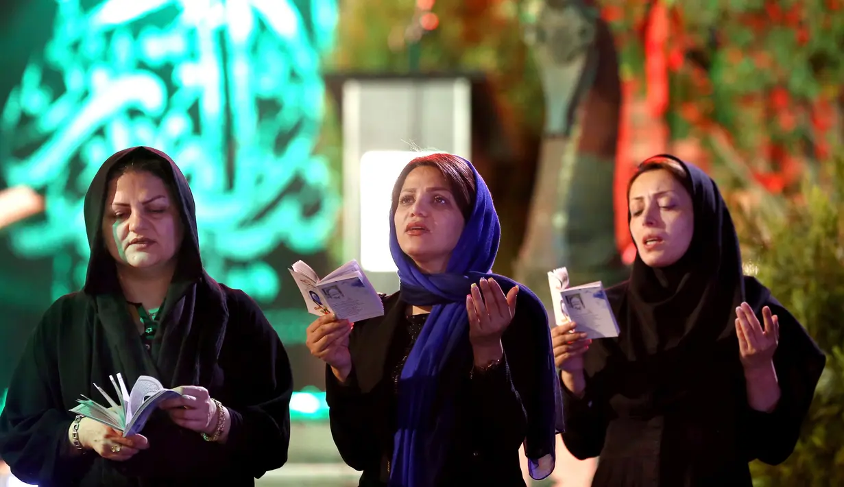 Muslim Syiah Iran berdoa saat berburu malam Lailatul Qadar di Teheran, Iran, Jumat (8/6). Muslim Syiah percaya bahwa malam Lailatul Qadar terjadi pada tanggal 19, 21 atau 23 Ramadan. (AP Photo/Ebrahim Noroozi)