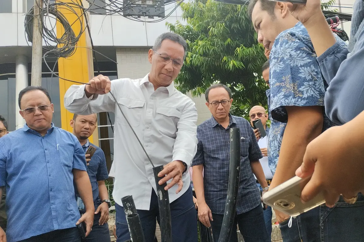 Penjabat atau Pj Gubernur DKI Jakarta Heru Budi Hartono meninjau penataan kabel utilitas di sejumlah wilayah Ibu Kota.