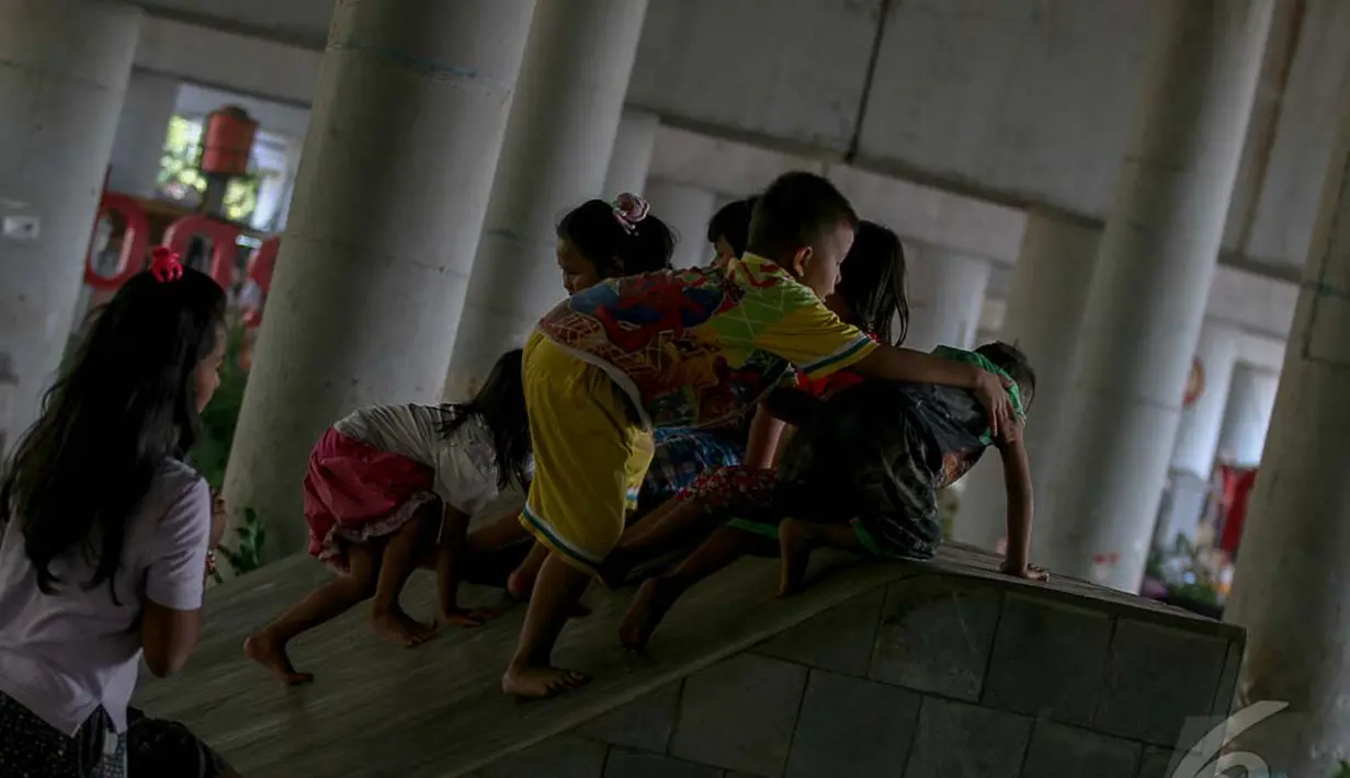 Meski belum selesai dibangun, para bocah ini tidak sabar untuk bisa bermain di taman tersebut, Jakarta, Senin (22/9/2014) (Liputan6.com/Faizal Fanani)