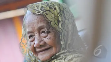 Ibu Anami, seorang nenek yang diperkirakan berusia 140 tahun saat ditemui di rumahnya di Purwakarta, Jawa Barat, Minggu (17/5). Nenek Anami akan mengikuti sayembara manusia tertua di dunia, yang digelar miliarder Rusia. (Liputan6.com/Herman Zakharia)