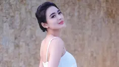 Kecantikan pedandgut asal Bogor Wika Salim memang tak ada habisnya mencuri perhatian netizen. penampilan terbaru Wika Salim mengenakan dress putih di pantai selalu membuat mata yang melihat terpesona. (Instagram/wikasalim)