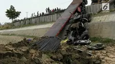 Sebuah truk alami kecelakaan setelah jatuh ke dasar sungai. Sang sopir harus meregang nyawa setelah terkubur muatan besi untuk pembangunan bandara.