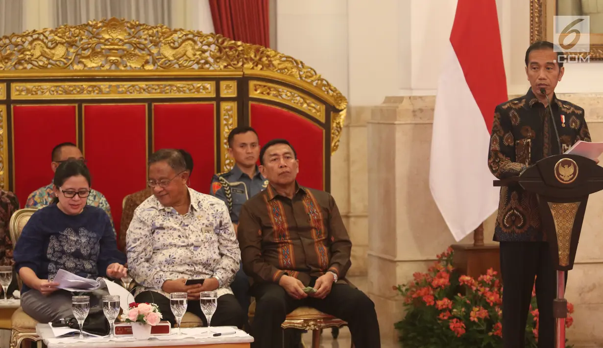 Presiden Joko Widodo saat memimpin rapat kabinet pariurna di Istana Negara, Jakarta, Selasa (16/10). Rapat kabinet pariurna tersebut membahas evaluasi penangan bencana alam. (Liputan6.com/Angga Yuniar)