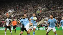 Bek Man City, Josko Gvardiol, berusaha melakukan clearance saat menghadapi Newcastle United dalam laga putaran ketiga Carabao Cup 2023/2024 di St James' Park, Kamis (28/9/2023) dini hari WIB. Man City tersingkir setelah kalah 0-1 dari Newcastle United. (Oli SCARFF / AFP)
