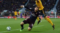 Bek Arsenal, Nacho Monreal dilanggar pemain Wolves, Matt Doherty pada laga lanjutan Premier League yang berlangsung di Stadion Molineux, Wolverhampton, Kamis (25/4). Arsenal kalah 1-3 kontra Wolves. (AFP/Paul Ellis)