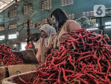 Warga saat membeli cabai di Pasar Induk Kramat Jati, Jakarta Timur, Kamis (6/1/2022). Harga cabai di Pasar Induk Kramat Jati yang sebelumnya melonjak pada akhir tahun kini perlahan turun. (merdeka.com/Iqbal S. Nugroho)