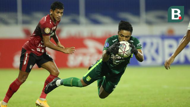 Foto: Aksi Ernando Ari Sutaryadi, Kiper Belia Persebaya Surabaya yang Membuat Juara BRI Liga 1 Bali United Gigit Jari