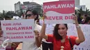 Peserta wanita membawa poster saat memperingati Hari Pahlawan di Lapangan Simpanglima, Semarang, Kamis (10/11). Aksi simpatik ini adalah bagian dari peringatan Hari Pahlawan oleh komunitas Pegiat Wisata Semarang. (Liputan6.com/Gholib) 