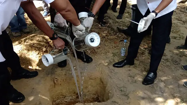 Barang bukti sabu-sabu, dimusnahkan dengan cara diblender dan ditimbun tanah.(Liputan6.com/Ahmad Akbar Fua)