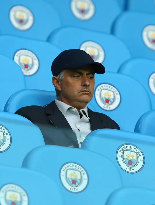 Ekspresi Pelatih Manchester United, Jose Mourinho saat menyaksikan pertandingan Manchester City melawan Everton pada Liga Inggris di Stadion Etihad, (22/8). (AP Photo/Dave Thompson)