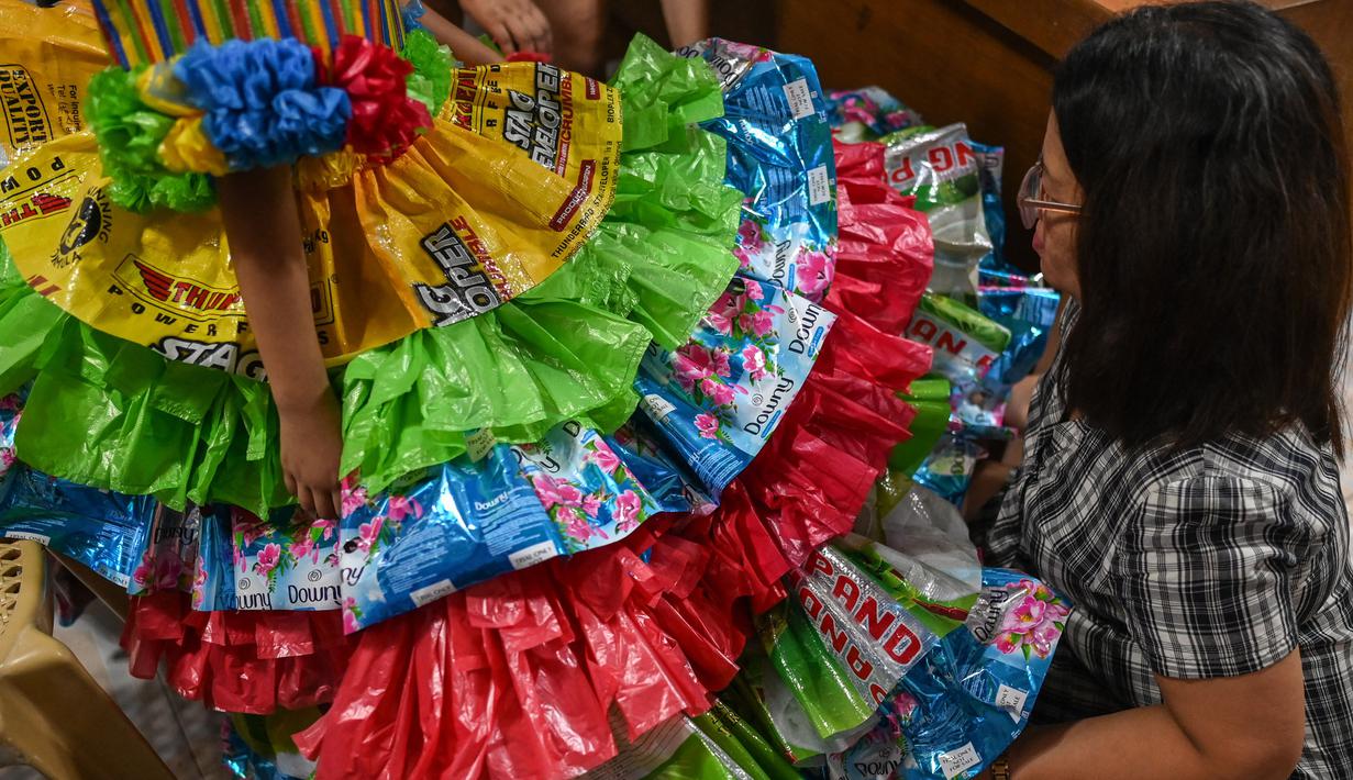 Gaun dari bahan daur ulang juga sangat berguna dan ramah lingkungan. (JAM STA ROSA/AFP)