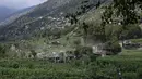 Tim penyelamat masih terus berjuang mencari korban selamat di reruntuhan rumah yang rata dengan tanah di provinsi Kunar, wilayah yang paling parah dilanda gempa. (AP Photo/Nava Jamshidi)