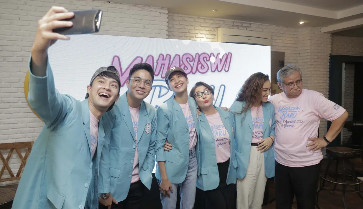 Tak hanya Umay Shahab, press conference film Mahasiswi Baru juga diikuti pemain-pemain lainnya seperti Morgan Oey, Mikha Tambayong dan masih banyak seleb lainnya. Mereka tampak kompak saat berfoto bersama (KapanLagi.com/Muhammad Akrom Sukarya)