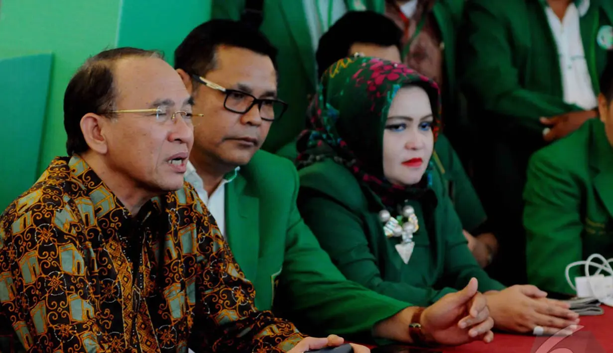 Ketua Majelis Pertimbangan PPP, Suryadharma Ali (kiri) saat jumpa pers seusai Mukernas I PPP di Jakarta, Jum'at (12/12/2014). (Liputan6.com/Andrian M Tunay)