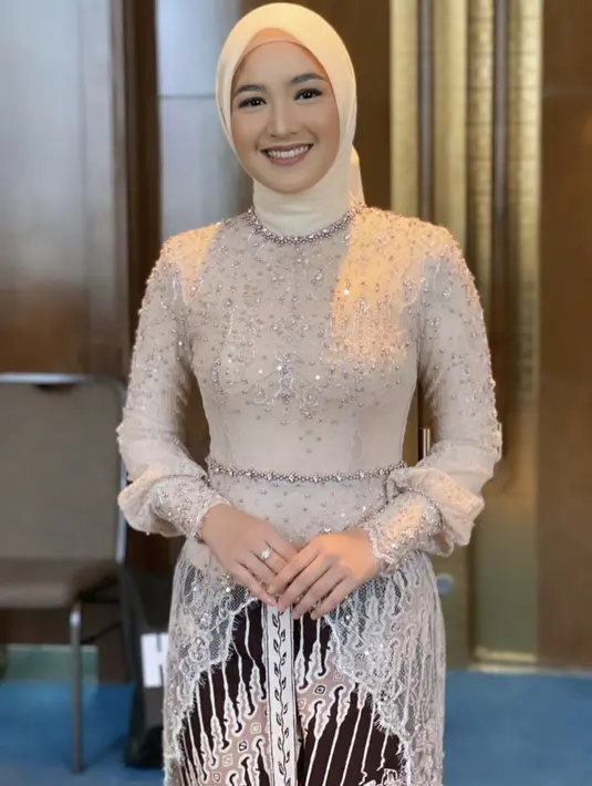 Cut Syifa mengenakan kebaya krem bertabur payet/ Dok. Instagram @guginugraha