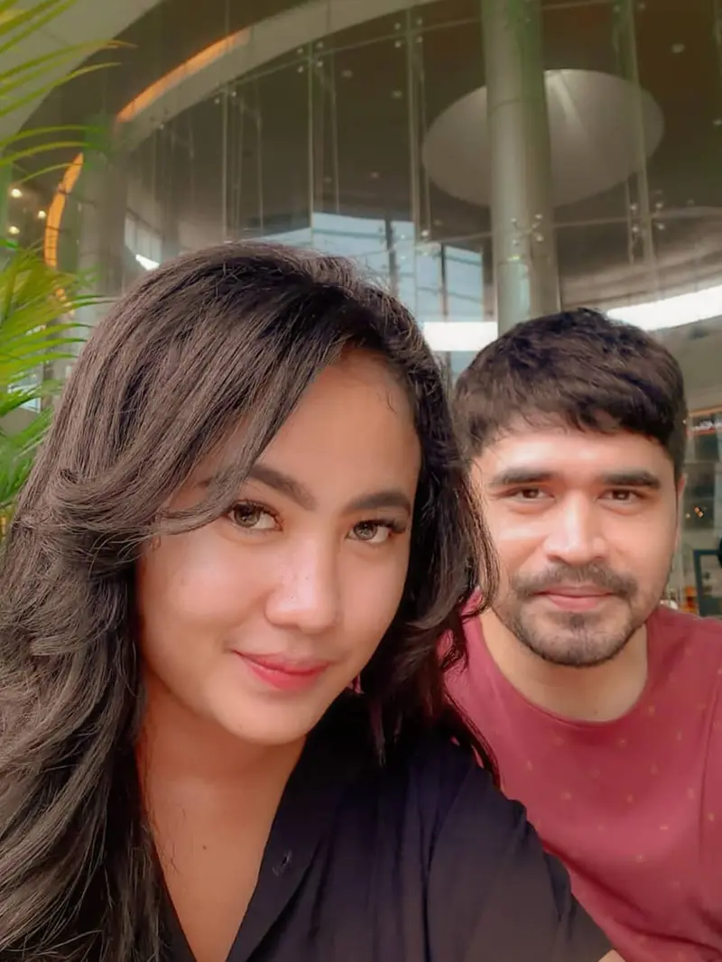 Rizky Hanggono dan pacar barunya, Deanti (https://www.instagram.com/p/CT3zdPSveW9/)