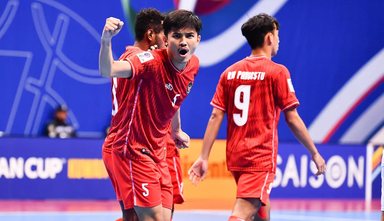 Timnas Indonesia akhirnya sukses memanfaatkan kehilangan bola pemain Lebanon saat menjalankan strategi power play. Gol yang mengubah skor menjadi 5-1 tersebut dicetak oleh Dewa Rizki ke gawang Lebanon yang kosong. (AFC/Khaleel Nadoum)