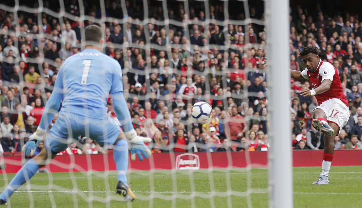 Pemain Arsenal, Alex Iwobi saat mencetak gol ke gawang Brighton and Hove Albion pada lanjutan Premier League di Emirates Stadium, London, (1/10/2017). Arsenal menang 2-0. (AP/Frank Augstein)