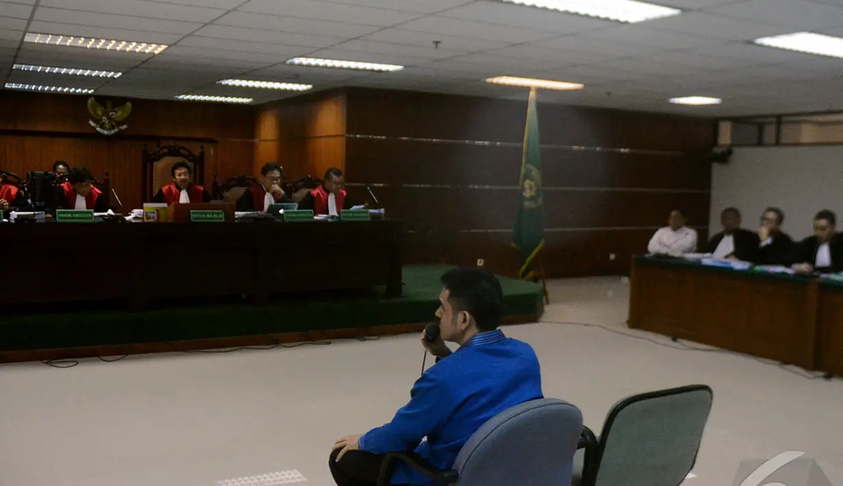 Pada kesempatan itu, mantan Bendahara Umum Partai Demokrat tersebut juga menjelaskan mengenai istilah 'ngebom' pada acara kongres partainya, Jakarta, Senin (25/8/2014) (Liputan6.com/Faizal R syam) 