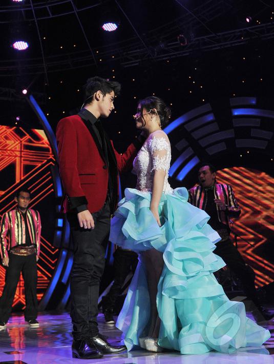 Adegan romantis antara Aliando Syarief dan Prilly Latuconsina saat drama cabaret di panggung SCTV Music Awards 2015 di Studio 6 Emtek City, Jakarta, Rabu (6/5). (Liputan6.com/Herman Zakharia)