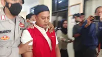 Tersangka Rizky Noviandi Ahmad saat di bawa ke mobil tahanan setelah menjalani sidang putusan hukuman mati di Pengadilan Negeri Depok. (Liputan6.com/Dicky Agung Prihanto).