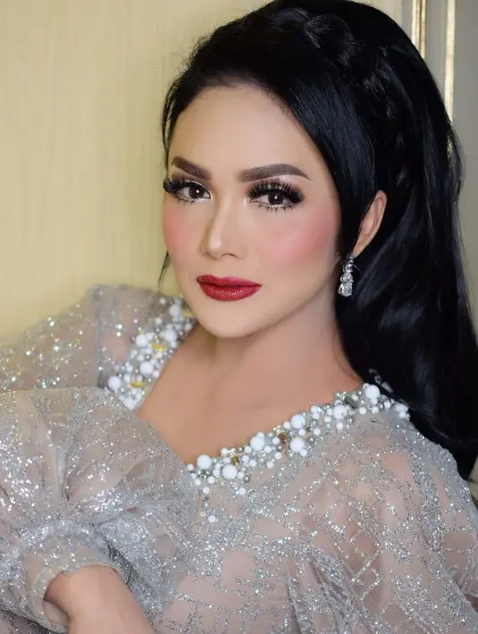 Beragam reaksi warganet mengomentari unggahan foto kartu ucapan dari Presiden tersebut. Tidak sedikit juga netizen yang nyinyir. Meski banyak juga yang ikut bangga. (Instagram/krisdayantilemos)