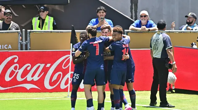 Pemain Paris Saint-Germain (PSG) merayakan gol yang dicetak Fabian Ruiz ke gawang Atletico Madrid dalam laga Grup B Piala Dunia Antarklub 2025 di Rose Bowl stadium, Los Angeles, Senin (16/6/2025) dini hari WIB. (Frederic J. Brown / AFP)