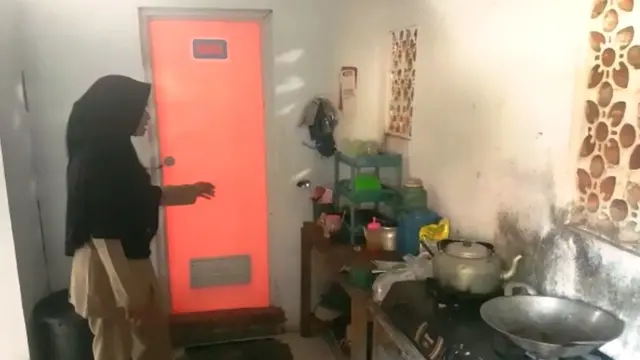 Nining Suryati, guru honorer yang tinggal di pinggir toilet sekolah tempatnya mengajar di Banten