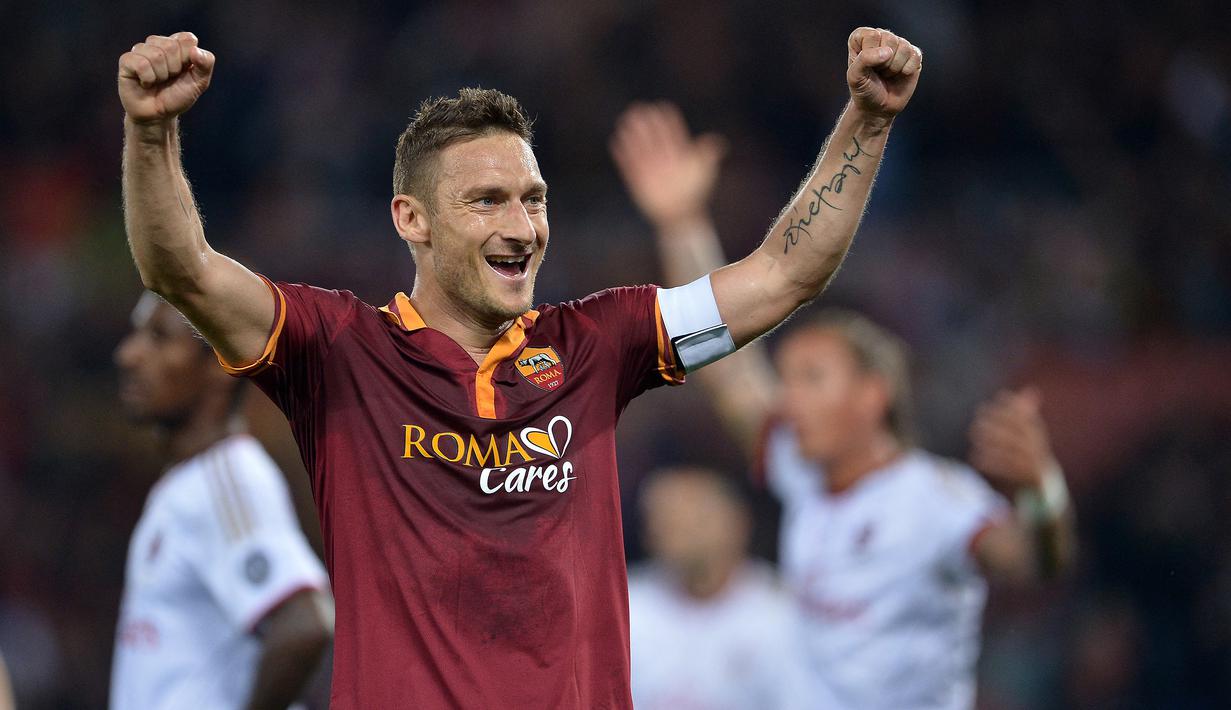 Francesco Totti. Legenda AS Roma ini berusia 40 tahun, 8 bulan dan 1 hari saat melakoni laga terakhirnya melawan Genoa di Liga Italia, 28 Mei 2017. Selama total 25 musim telah bermain dalam 785 laga dengan mencetak 307 gol dan 184 assist. (AFP/Filippo Monteforte)