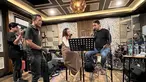 Bebi Romeo bagikan momen saat menjalani latihan bersama Reza Artamevia. Tentu saja momen latihan kedua musisi ternama Tanah Air ini mencuri perhatian hingga membuat netizen penasaran akan penampilan keduanya. (Liputan6.com/IG/@meisya__siregar)