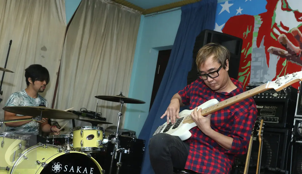 Bassist dan drummer GIGI, Thomas dan Hendy disela proses rekaman soundtrack sinetron "Para Pencari Tuhan Jilid 10" di Base Camp GIGI, Jakarta, Senin (9/5) malam. GIGI dipercaya untuk menggarap single bertajuk Gerbang Rahmat. (Liputan6.com/Herman Zakharia)