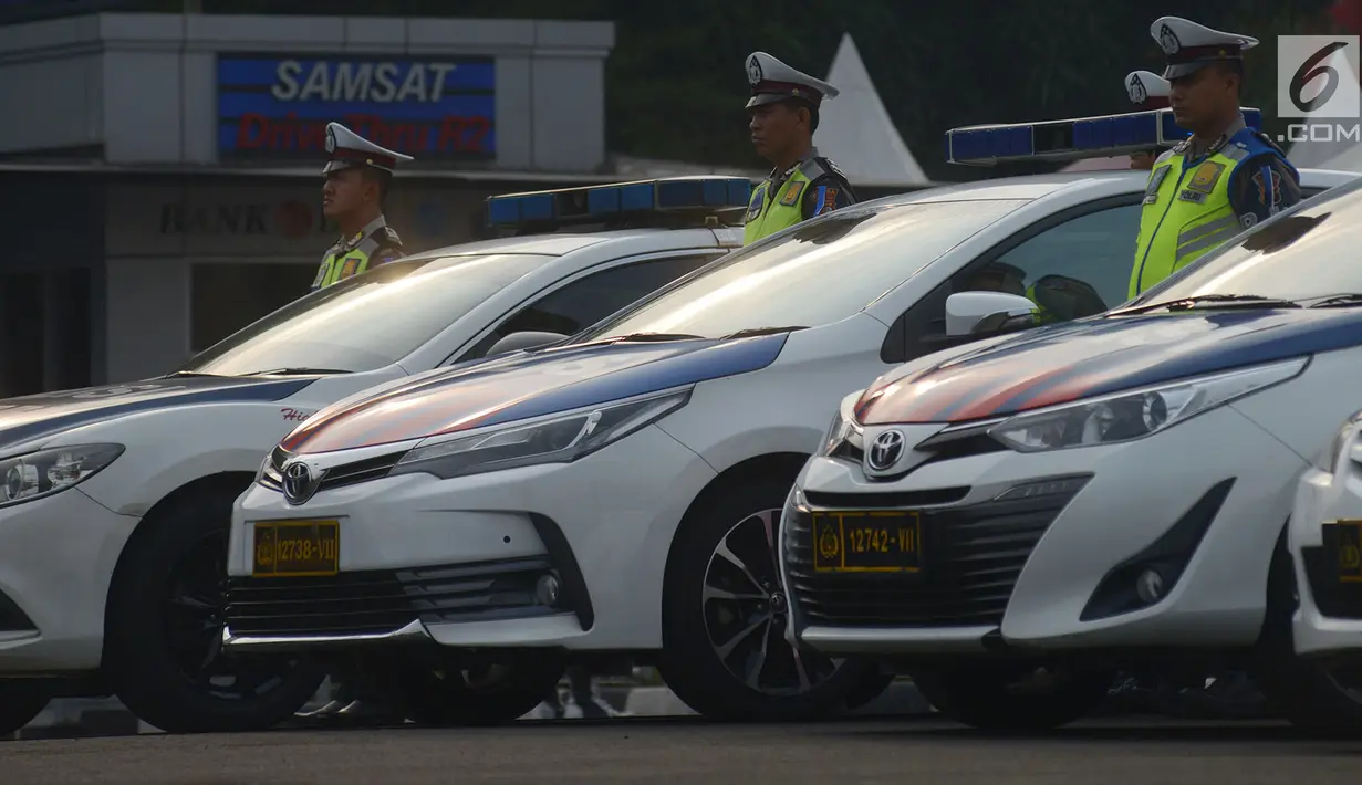 Polisi Lalu Lintas berada di antara mobil patroli saat mengikuti apel Operasi Patuh Jaya 2019 di Lapangan Polda Metro Jaya, Kamis (29/8/2019). Polda Metro Jaya menggelar operasi lalu lintas bersandi Operasi Patuh Jaya 2019 mulai dari 29 Agustus hingga 11 September 2019. (merdeka.com/Imam Buhori)