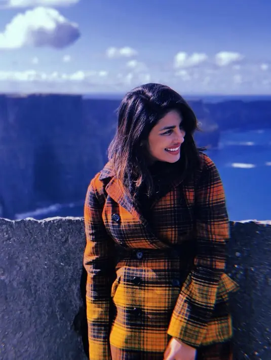 Seperti yang dikabarkan oleh ELLE, ia pernah dituduh teroris sampai hampir gagal bermain film Hollywood karena warna kulit. (Foto: instagram.com/priyankachopra)