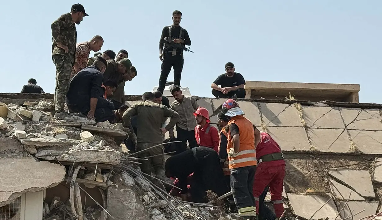 Pasukan keamanan dan personel darurat bekerja di lokasi serangan di utara distrik al-Miqdadiyah di provinsi Dayala, Irak, Rabu,  29 Juli 2026. (AFP/ Younis Al-Bayati)