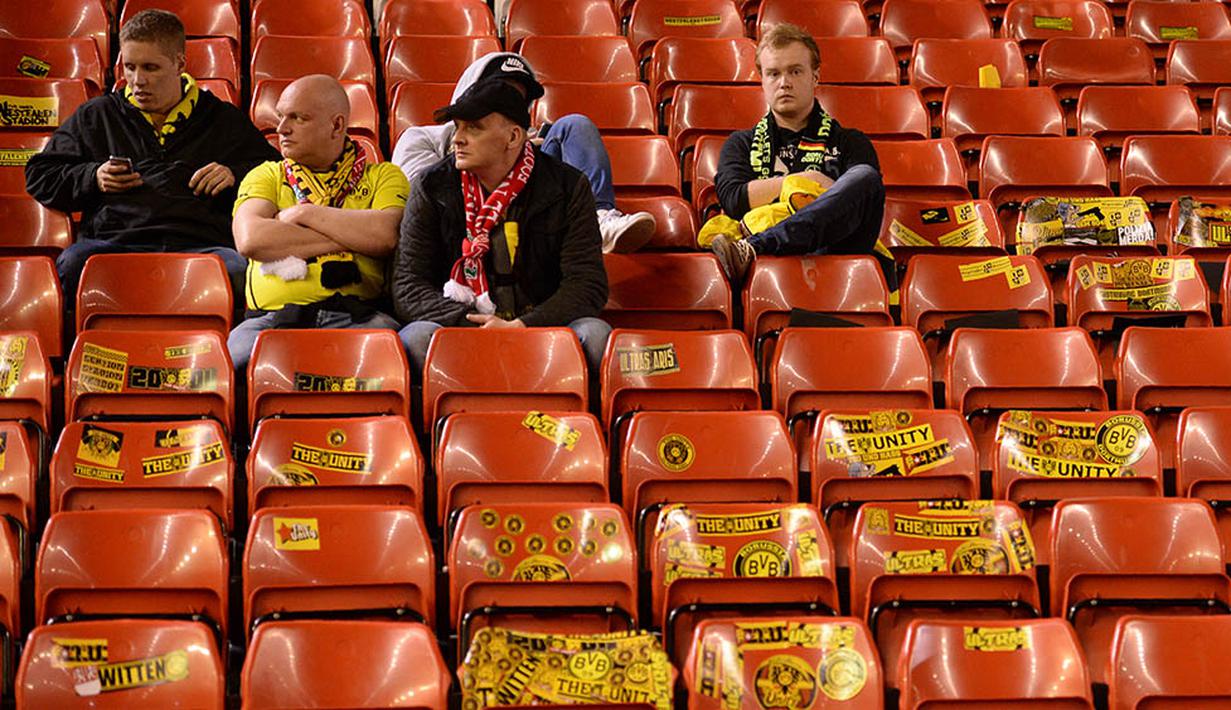 9. Ekspresi kecewa para suporter Dortmund usai tim kesayangannya takluk dari Liverpool pada laga Liga Europa di Stadion Anfield, Liverpool, Inggris, Kamis (14/4/2016). Liverpool lolos ke semifinal berkat agregat 5-4. (AFP/Oli Scarff)