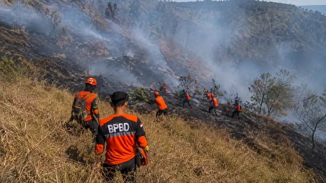 Proses pemadaman Karhutlah di kawasan Gunung Bromo.