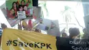 Beragam antribut dibawa para buruh saat aksi di KPK, Jakarta, Jumat (13/2/2015). Aksi Buruh Migran Indonesia ini sebagai bentuk dukungan kepada KPK. (Liputan6.com/Herman Zakharia)