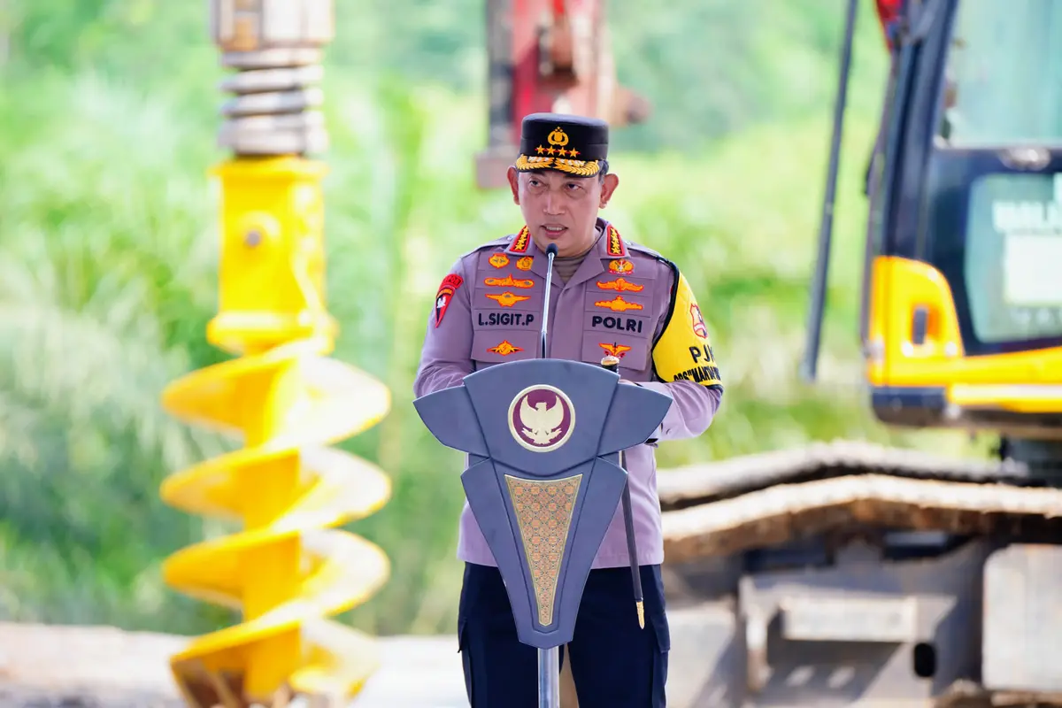 Kapolri Jenderal Listyo Sigit Prabowo saat melaporkan progres pembangunan Polres IKN ke Presiden Jokowi.