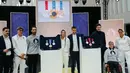 Presiden Olimpiade dan Paralimpiade Paris 2024, Tony Estanguet (tengah kanan) berfoto bersama dengan olimpian dan paralimpian di samping sejumlah medali saat peresmian medali Olimpiade dan Paralimpiade untuk Olimpiade Paris 2024 yang berlangsung di Paris, Prancis, Kamis (08/02/2024). (AFP/Dimitar Dilkoff)