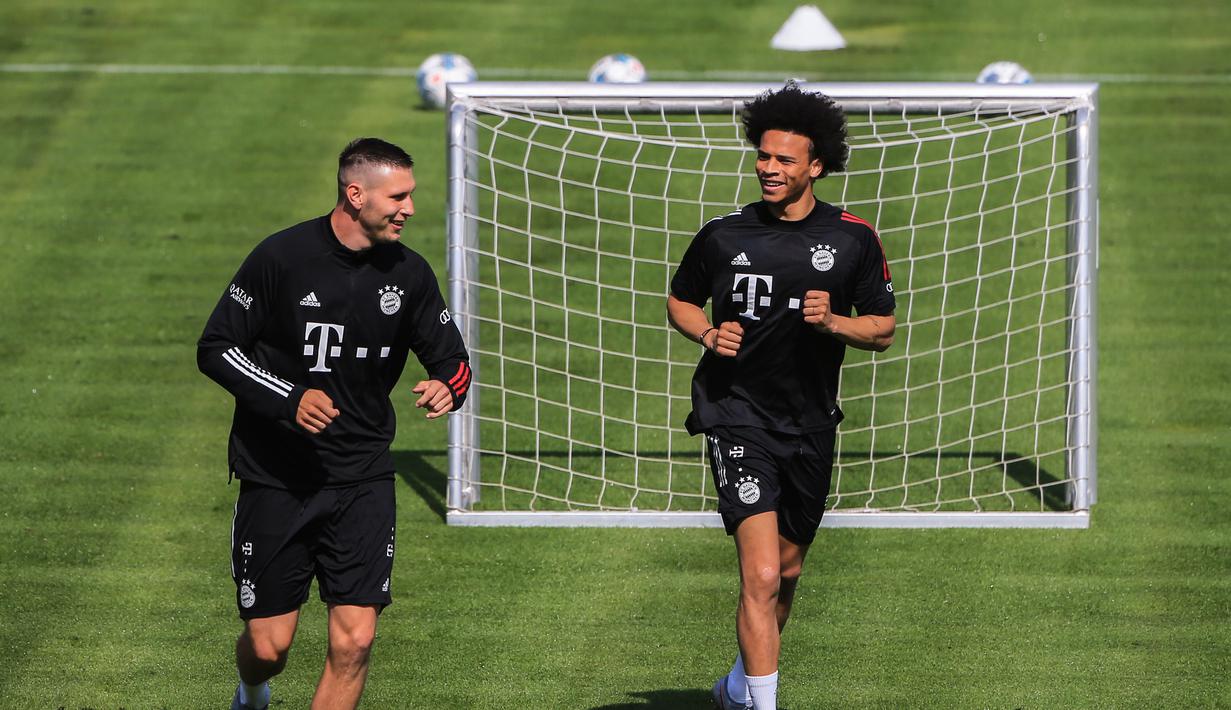 Leroy Sane dan Niklas Suele mengikuti sesi latihan Bayern Munchen di Munich, Jerman (14/7/2020). Munchen mendatangkan Leroy Sane dari Manchester City dengan kontrak berdurasi lima tahun hingga 2025 mendatang, seperti diumumkan oleh klub Bundesliga tersebut pada 3 Juli. (Xinhua/Philippe Ruiz)