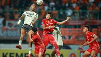 Duel Persija Jakarta kontra Persib Bandung di Stadion Patriot Candrabhaga, Bekasi, pada laga tunda pekan ke-28 BRI Liga 1 2022/2023, Jumat (31/3/2023) malam WIB. (Bola.com/M. Iqbal Ichsan)