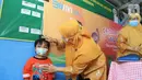 Seorang anak sedang mengukur tinggi badan pada kegiatan CSR BRI Peduli Stunting di Posyandu Batu Jaya, Batu Ceper, Kota Tangerang, Rabu (25/01/2022). BRI memberikan berupa Paket Antropometri Kit untuk setiap Posyandu/Puskesmas dan penyaluran sembako bagi masyarakat. (Liputan6.com/HO/Humas BRI)