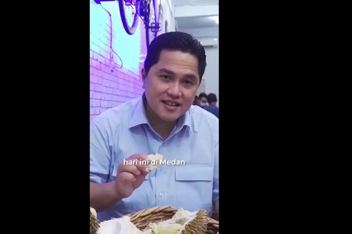 Menteri BUMN, Erick Thohir saat mencicipi durian.