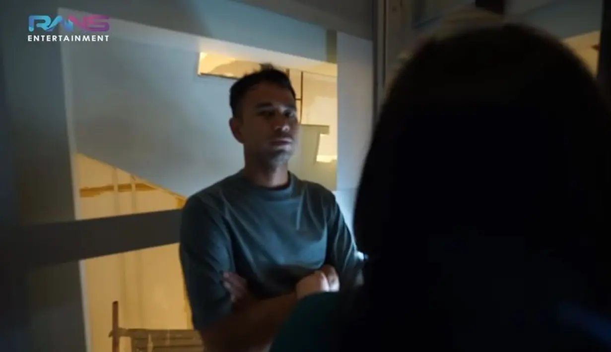 Raffi Ahmad mengajak Nagita Slavina untuk mencoba lift rumah yang sudah bisa dioperasikan. (Foto: YouTube)