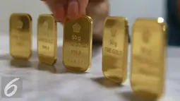 Harga emas PT Aneka Tambang Tbk (Antam) turun Rp 2.000 menjadi Rp 593 ribu per gram pada perdagangan hari ini, Jakarta, Selasa (15/11). Di awal pekan harga emas Antam ada di angka Rp 595 ribu per gram. (Liputan6.com/Angga Yuniar)