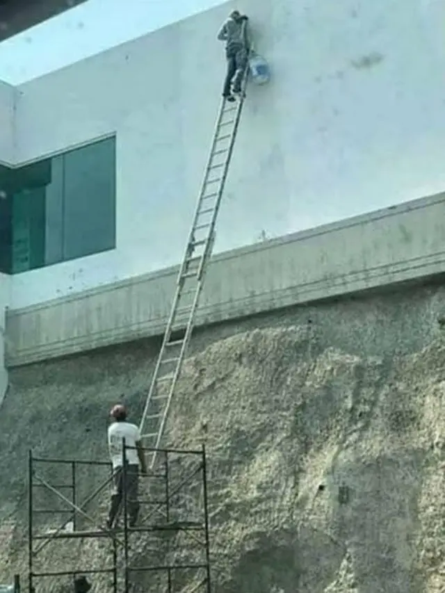 6 Potret Orang Kerja Sama Pakai Tangga Ini Bikin Deg-degan Lihatnya