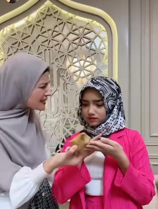 Meskipun usia keduanya terpaut jauh, Fuji dan Shireen terlihat sangat akrab. Keduanya sempat buat TikTok bareng.(Instagram.com/fuji_an)