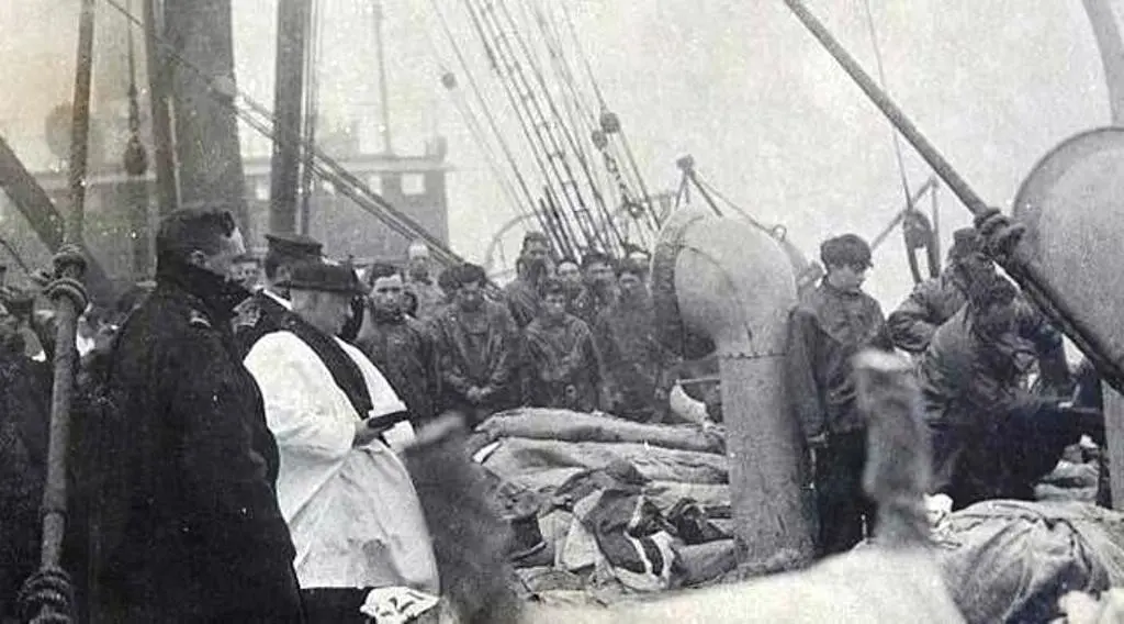 Pemakaman para korban Titanic dari atas Kapal Mackay Bennett 