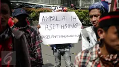 Massa yang Gerakan Mahasiswa Nasional Indonesia (GMNI) melakukan aksi bela Indonesia terkait Freeport di  Kantor PT. Freeport Indonesia, Jakarta, Jumat (24/2). (Liputan6.com/Faizal Fanani)